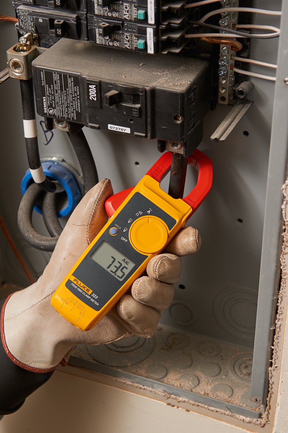 Clamp Meter, Measures AC Current to 400 A, AC/DC Voltage to 600 V, Resistance and Continuity, with Soft Carrying Case B5813